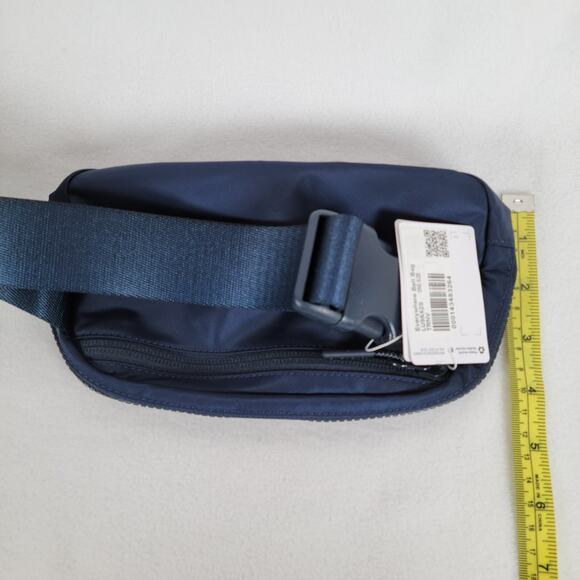 Lululemon Everywhere Belt Bag Full Zip 1L Navy Blue Adjustable Strap Pilates - Picture 4 of 7